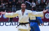 L'Israélien Sagi Muki, en blanc, après avoir vaincu le turc Vedat Albayrak (hors champs), au grand Slam de Tel Aviv, le 17 février 2023. (Crédit : Jack Guez/AFP)