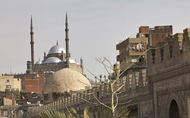 La mosquée Mohammed Ali au sein de la citadelle Salaheddine, derrière une partie de la mosquée Shaykhu, dans le quartier Al-Khalifa du Caire, le 11 janvier 2023. (Crédit : Khaled DESOUKI / AFP) La mosquée Mohammed Ali au sein de la citadelle Salaheddine, derrière une partie de la mosquée Shaykhu, dans le quartier Al-Khalifa du Caire, le 11 janvier 2023. (Crédit : Khaled DESOUKI / AFP)
