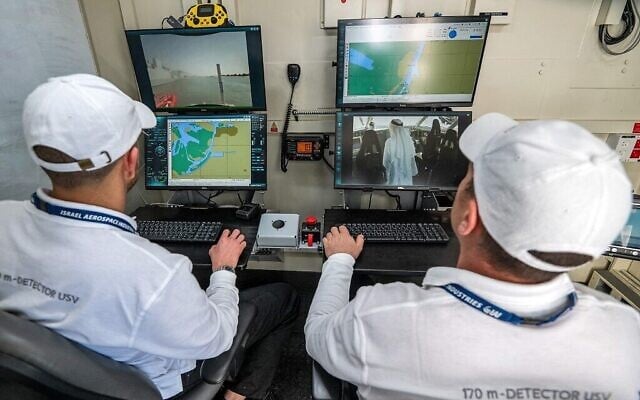 Des contrôleurs manipulent un terminal au poste de commandement d'Israël Aerospace Industries (IAI) lors d'une démonstration maritime sans pilote au salon Naval Defence and Maritime Security Exhibition (NAVDEX), qui fait partie du salon International Defence Exhibtion (IDEX), au Centre international des expositions d'Abu Dhabi, le 20 février 2023. (Crédit : Ryan Lim/AFP) Des contrôleurs manipulent un terminal au poste de commandement d'Israël Aerospace Industries (IAI) lors d'une démonstration maritime sans pilote au salon Naval Defence and Maritime Security Exhibition (NAVDEX), qui fait partie du salon International Defence Exhibtion (IDEX), au Centre international des expositions d'Abu Dhabi, le 20 février 2023. (Crédit : Ryan Lim/AFP)
