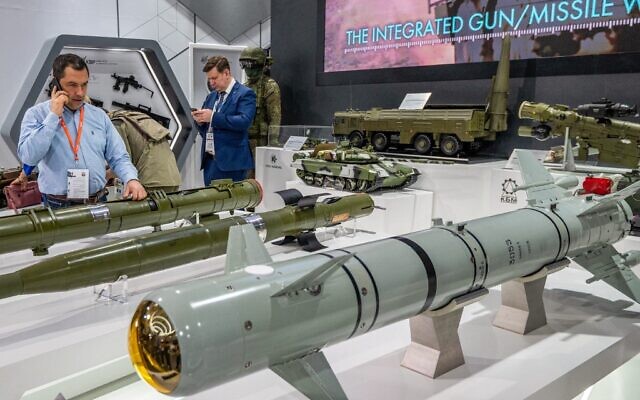 Des missiles exposés au pavillon russe lors de l'Exposition internationale de la défense (IDEX) au Centre international des expositions d'Abu Dhabi, le 20 février 2023. (Crédit : Ryan LIM / AFP) Des missiles exposés au pavillon russe lors de l'Exposition internationale de la défense (IDEX) au Centre international des expositions d'Abu Dhabi, le 20 février 2023. (Crédit : Ryan LIM / AFP)