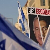 Illustration : Affiche comparant le Premier ministre Benjamin Netanyahu au baron de la drogue colombien, Pablo Escobar, lors d’une manifestation contre la réforme judiciaire, à Jérusalem, le 20 février 2023. (Crédit : Ronaldo Schemidt/AFP)