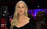 L'actrice britannique Helen Mirren arrive sur le tapis rouge avant la première du film "Golda", au Festival international du film de Berlin, le 20 février 2023 à Berlin. (Crédit : John MacDougall/AFP)