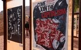 Un homme visite une exposition d'œuvres de feu l'artiste américain Andy Warhol en plein air dans la vieille ville de la cité historique saoudienne d'Al-Ula, le 19 février 2023. (Crédit : Fayez Nureldine / AFP)