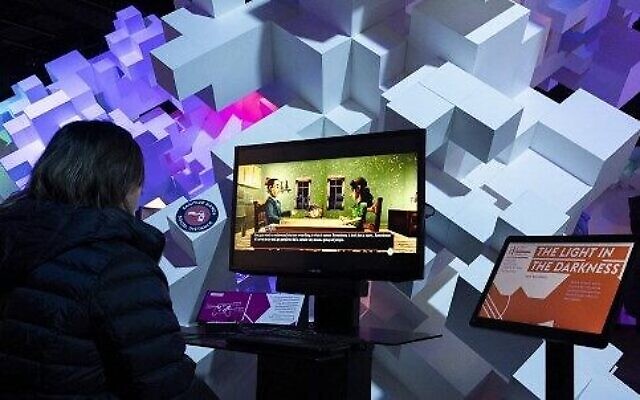 Jacquelyne Vargas joue au jeu vidéo "The Light in the Darkness", qui raconte l'histoire d'une famille de Juifs polonais en France pendant la Shoah, lors de l'Indie Game Revolution au Musée de la culture populaire (MoPOP) à Seattle, Washington, le 23 février 2023. (Crédit : Jason Redmond/AFP) Jacquelyne Vargas joue au jeu vidéo "The Light in the Darkness", qui raconte l'histoire d'une famille de Juifs polonais en France pendant la Shoah, lors de l'Indie Game Revolution au Musée de la culture populaire (MoPOP) à Seattle, Washington, le 23 février 2023. (Crédit : Jason Redmond/AFP)