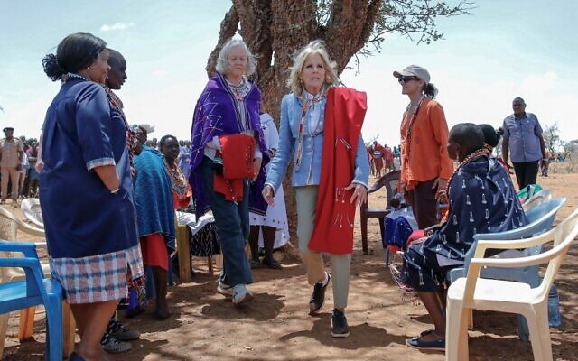 La première dame des États-Unis, Jill Biden (au centre), avec des femmes de la communauté masaï du village de Loseti, dans le comté de Kajiado, au Kenya, le 26 février 2023. (Crédit : Tony KARUMBA / AFP) La première dame des États-Unis, Jill Biden (au centre), avec des femmes de la communauté masaï du village de Loseti, dans le comté de Kajiado, au Kenya, le 26 février 2023. (Crédit : Tony KARUMBA / AFP)