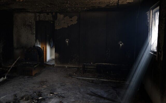  La lumière du jour traversant la fenêtre d'une maison incendiée dans la ville palestinienne de Huwara, près de Naplouse, en Cisjordanie, le 27 février 2023. (Crédit : Ronaldo Schemidt/AFP)