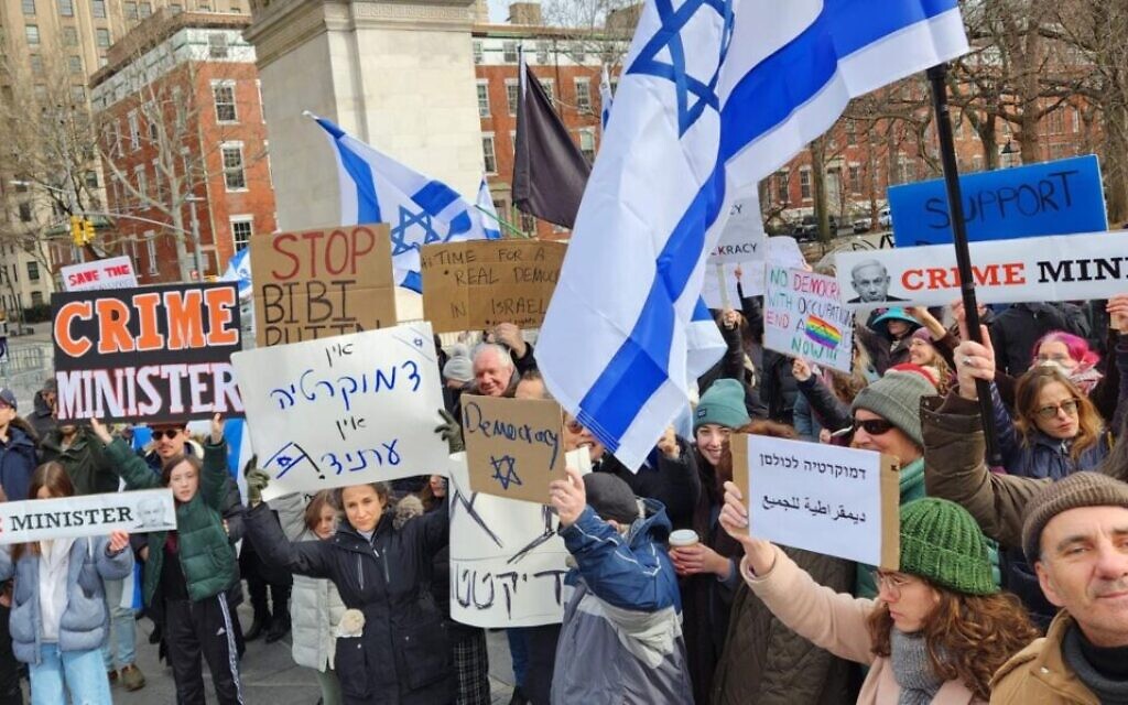 Des Israélo-Américains protestant contre le nouveau gouvernement israélien, au Washington Square Park, à New York, le 5 février 2023. (Crédit : JTA) Des Israélo-Américains protestant contre le nouveau gouvernement israélien, au Washington Square Park, à New York, le 5 février 2023. (Crédit : JTA)