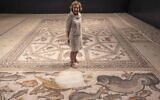 La philanthrope Shelby White au centre de la mosaïque de Lod, vieille de 1700 ans, avant l'inauguration d'un nouveau centre d'accueil des visiteurs qu'elle a contribué à financer pour présenter cette pièce précieuse dans la ville israélienne de Lod, le 27 juin 2022. (Crédit : Menahem Kahana/AFP via Getty Images)