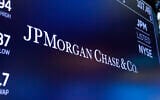 Le logo de JPMorgan Chase & Co au-dessus d'un poste de négociation, sur le parvis de la Bourse de New York, le 16 août 2019. (Crédit : Richard Drew/AP)