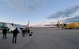 Un avion israélien (à gauche) stationne à côté d'un avion militaire iranien lors de la livraison d'aide aux victimes du tremblement de terre en Turquie, à Gaziantep, le 7 février 2023 (Crédit : Judah Ari Gross/Times of Israel)