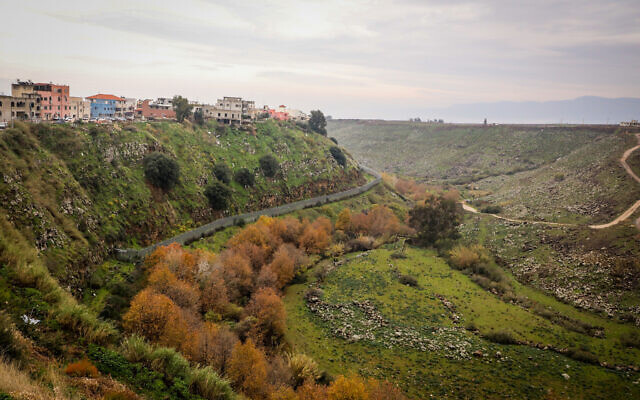 La clôture frontalière entre le Liban et Israël, vue du village arabe de Ghajar, dans le nord d'Israël, le 13 janvier 2023. (Crédit : Issac Harari/Flash90) La clôture frontalière entre le Liban et Israël, vue du village arabe de Ghajar, dans le nord d'Israël, le 13 janvier 2023. (Crédit : Issac Harari/Flash90)