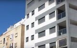 Un bâtiment ayant fait l'objet d'une rénovation et d'une extension par le biais de TAMA 38 à côté d'un bâtiment qui ne l'a pas été. (Crédit : Capture d'écran/YouTube)