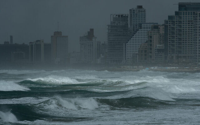 Illustration : Vue de la mer à Tel Aviv pendant une tempête, le 6 février 2023. (Crédit : Erik Marmor/Flash90)