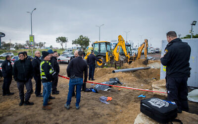 Des équipes secouristes et médicales sur les lieux d'un accident mortel survenu sur un chantier à Ashdod, le 8 février 2023. (Crédit : Flash90)