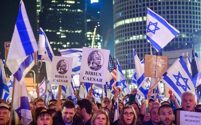 Des dizaines de milliers d'Israéliens protestent contre la réforme judiciaire prévue par le gouvernement, à Tel Aviv, le 21 janvier 2023. (Crédit : Avshalom Sassoni/Flash90) Des dizaines de milliers d'Israéliens protestent contre la réforme judiciaire prévue par le gouvernement, à Tel Aviv, le 21 janvier 2023. (Crédit : Avshalom Sassoni/Flash90)