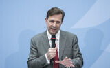 Steffen Seibert, ambassadeur allemand en Israël et ancien porte-parole du gouvernement allemand, s'exprime lors d'une cérémonie de passation de pouvoirs à Berlin. Le 9 décembre 2021. (Crédit : Steffi Loos/AP)