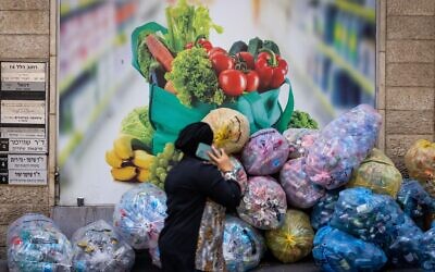 Des sacs en plastique avec des bouteilles à recycler à Jérusalem, le 8 septembre 2022. (Crédit : Yonatan Sindel/Flash90)