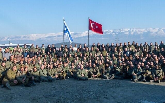 Les équipes de recherche et de sauvetage de Tsahal posent pour une photo à Kahramanmaraş, en Turquie, le 12 février 2023. (Crédit : Armée israélienne) Les équipes de recherche et de sauvetage de Tsahal posent pour une photo à Kahramanmaraş, en Turquie, le 12 février 2023. (Crédit : Armée israélienne)