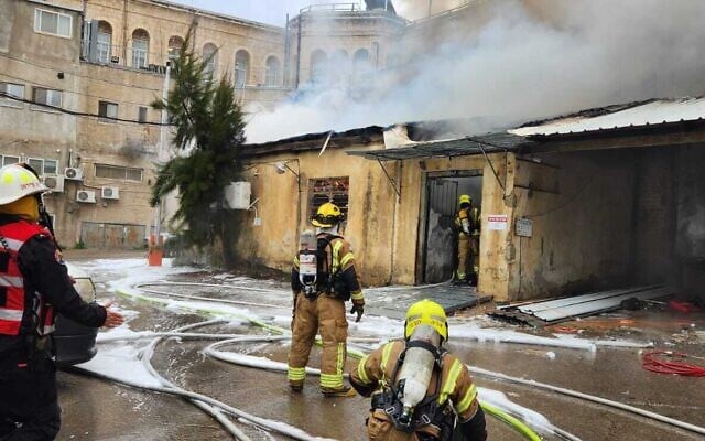 Les pompiers s'efforcent d'éteindre un incendie qui s'est déclaré dans une usine à côté de l'hôpital Bikur Holim à Jérusalem, le 15 février 2023 (Crédit : Services d'incendie) Les pompiers s'efforcent d'éteindre un incendie qui s'est déclaré dans une usine à côté de l'hôpital Bikur Holim à Jérusalem, le 15 février 2023 (Crédit : Services d'incendie)