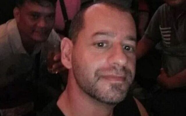 Jonathan Shenkin, 45 ans, juif britannique, a été tué en décembre alors qu'il servait comme ambulancier en Ukraine au moment de l'invasion russe. (Crédit : Capture d'écran/Twitter : utilisée conformément à la clause 27a de la loi sur le droit d'auteur) Jonathan Shenkin, 45 ans, juif britannique, a été tué en décembre alors qu'il servait comme ambulancier en Ukraine au moment de l'invasion russe. (Crédit : Capture d'écran/Twitter : utilisée conformément à la clause 27a de la loi sur le droit d'auteur)
