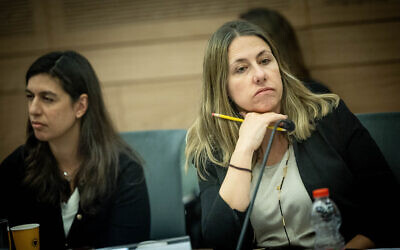 La procureure générale adjointe Avital Sompolinsky participant à une réunion de la commission de la Constitution, du Droit et de la Justice à la Knesset, le 19 janvier 2023 (Crédit : Yonatan Sindel/Flash90)