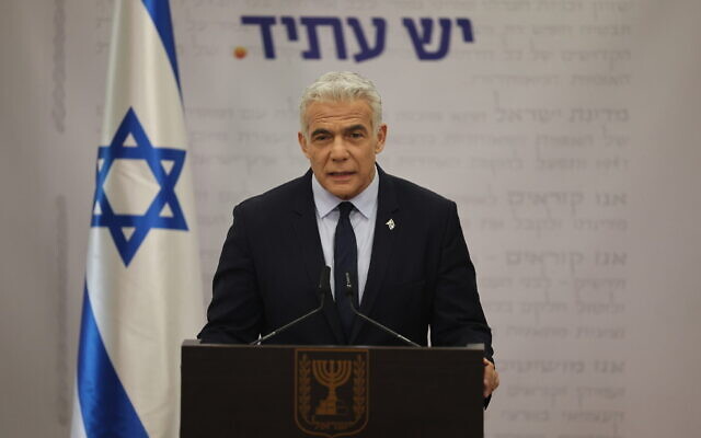Le député Yesh Atid Yair Lapid prend la parole lors d'une réunion de faction à la Knesset, le 20 février 2023. (Crédit : Yonatan Sindel/Flash90) Le député Yesh Atid Yair Lapid prend la parole lors d'une réunion de faction à la Knesset, le 20 février 2023. (Crédit : Yonatan Sindel/Flash90)
