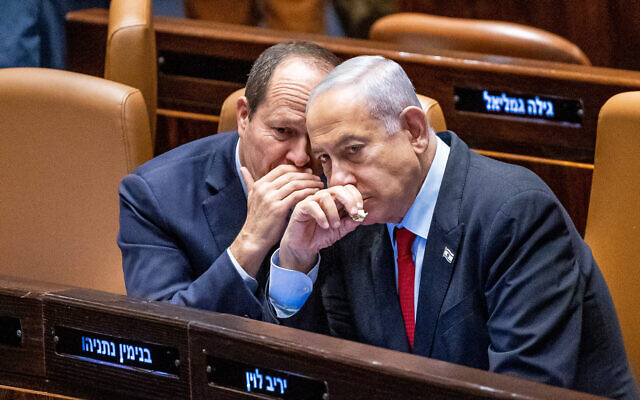 Le Premier ministre Benjamin Netanyahu (à droite), et le ministre de l'Économie Nir Barkat, à la Knesset, à Jérusalem, le 22 février 2023. (Crédit : Yonatan Sindel/Flash90) Le Premier ministre Benjamin Netanyahu (à droite), et le ministre de l'Économie Nir Barkat, à la Knesset, à Jérusalem, le 22 février 2023. (Crédit : Yonatan Sindel/Flash90)