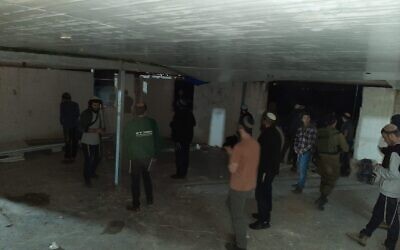 Des habitants des implantations dans un bâtiment de l'avant-poste d'Evyatar, le 26 février 2023. (Crédit : Autorisation de Nahala)