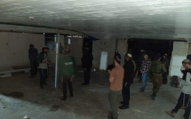 Des habitants des implantations dans un bâtiment de l'avant-poste d'Evyatar, le 26 février 2023. (Crédit : Autorisation de Nahala) Des habitants des implantations dans un bâtiment de l'avant-poste d'Evyatar, le 26 février 2023. (Crédit : Autorisation de Nahala)