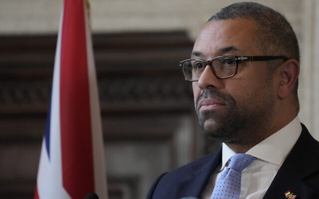 Le ministre britannique des Affaires étrangères, James Cleverly, arrive pour une conférence de presse après une réunion avec le ministre britannique de la Défense, Ben Wallace, le ministre italien de la Défense, Guido Crosetto, et le ministre italien des Affaires étrangères, Antonio Tajani, à la Villa Madama à Rome, le jeudi 9 février 2023. (Crédit : Andrew Medichini/AP) Le ministre britannique des Affaires étrangères, James Cleverly, arrive pour une conférence de presse après une réunion avec le ministre britannique de la Défense, Ben Wallace, le ministre italien de la Défense, Guido Crosetto, et le ministre italien des Affaires étrangères, Antonio Tajani, à la Villa Madama à Rome, le jeudi 9 février 2023. (Crédit : Andrew Medichini/AP)
