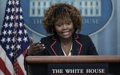 La porte-parole de la Maison Blanche, Karine Jean-Pierre, s'exprimant lors du point de presse quotidien à la Maison Blanche, à Washington, le 16 février 2023. (Crédit : Drew Angerer/Getty Images/AFP)