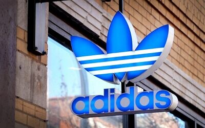 Une enseigne d'un magasin Adidas le 10 février 2023 à Chicago, Illinois. (Crédit : SCOTT OLSON / GETTY IMAGES NORTH AMERICA / Getty Images via AFP)