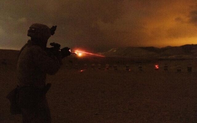 Le caporal Jason Carreon, opérateur radio sur le terrain au sein du 2e bataillon d'amphibiens d'assaut de la 2e division des Marines, participe à un exercice de tir pendant l'exercice Intrepid Maven avec les FDI, le 20 février 2023. (Crédit : US Marine Corps/Lance Cpl. Emma Gray)
