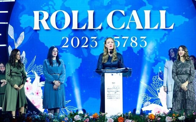 Esther Hecht, émissaire Chabad à Auckland, en Nouvelle-Zélande, s'exprime lors de la conférence annuelle des femmes émissaires Habad dans le New Jersey, en février 2023. (Autorisation de Habad via JTA)