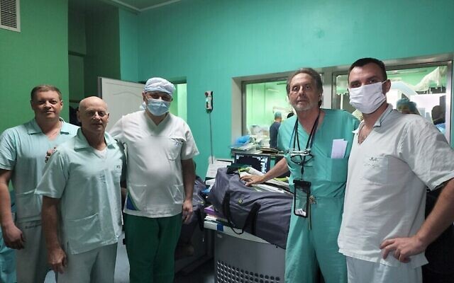 Enrique Ginzburg, deuxième à partir de la droite, avec des médecins ukrainiens à Lviv. (Avec l’aimable autorisation de Ginzburg via la JTA)