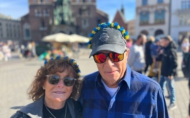 Tom et Darlynn Fellman se sont portés volontaires à Cracovie en octobre. (Avec l’aimable autorisation de Tom Fellman par l’intermédiaire de la JTA)