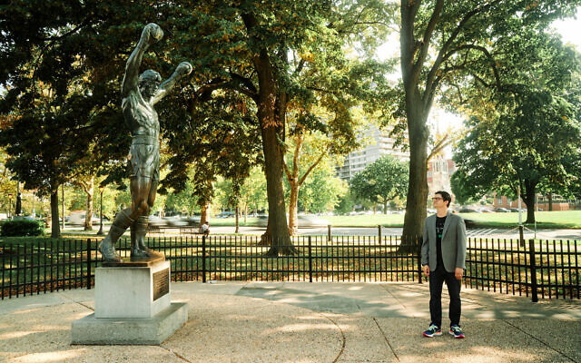 Paul Farber, le créateur et l'hôte d'un nouveau podcast sur la statue de Rocky Balboa, à Philadelphie. (Crédit : Gene Smirnov via JTA)