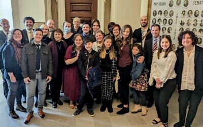 Des responsables juifs du Missouri se sont rendus à Jefferson City pour témoigner et agir contre plusieurs projets de loi de nature à limiter les droits des personnes trans. (Avec la permission de Daniel Bogard par l’entremise de la JTA)