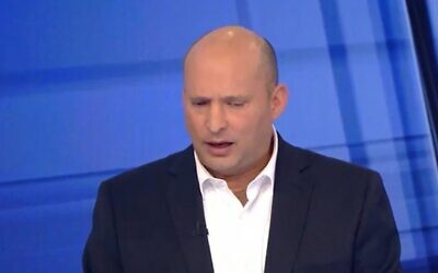 L'ancien Premier ministre Naftali Bennett parlant à la Douzième chaîne, le 13 février 2023. (Crédit : La Douzième chaîne)