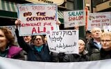 Des manifestants progressistes réunis contre le gouvernement israélien, à New York, le 21 février 2023. (Crédit : Luke Tress/Times of Israel)