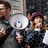 La rabbin Jill Jacobs lors d'une manifestation contre le gouvernement israélien, à New York, le 21 février 2023. (Crédit : Luke Tress/Times of Israel)