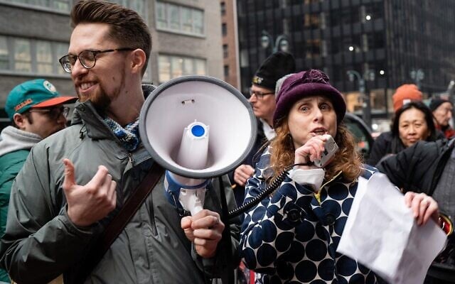 La rabbin Jill Jacobs lors d'une manifestation contre le gouvernement israélien, à New York, le 21 février 2023. (Crédit : Luke Tress/Times of Israel)