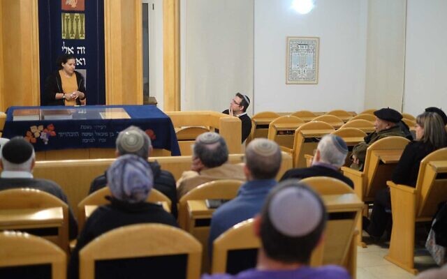 Or discute de sa lutte contre la maladie psychique à la synagogue Neve Habaron de Zichron Yaakov, dans le nord du pays, le 232 janvier 2023. (Crédit :  Judah Ari Gross/Times of Israel)
