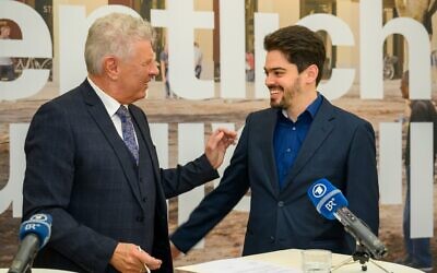 Le chef d'orchestre israélien Lahav Shani et le maire de Munich, Dieter Reiter, lors de la conférence de presse annonçant sa nomination en tant que chef d'orchestre principal de l'Orchestre philharmonique de Munich à partir de la saison 2026/27, le 1er février 2023, à l’hôtel de ville de Munich. (Crédit : Sebastian Widmann / Münchner Philharmoniker)