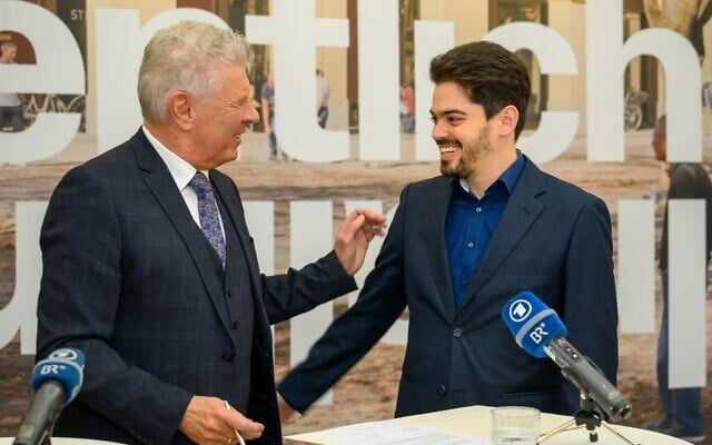 Le chef d'orchestre israélien Lahav Shani et le maire de Munich, Dieter Reiter, lors de la conférence de presse annonçant sa nomination en tant que chef d'orchestre principal de l'Orchestre philharmonique de Munich à partir de la saison 2026/27, le 1er février 2023, à l’hôtel de ville de Munich. (Crédit : Sebastian Widmann / Münchner Philharmoniker) Le chef d'orchestre israélien Lahav Shani et le maire de Munich, Dieter Reiter, lors de la conférence de presse annonçant sa nomination en tant que chef d'orchestre principal de l'Orchestre philharmonique de Munich à partir de la saison 2026/27, le 1er février 2023, à l’hôtel de ville de Munich. (Crédit : Sebastian Widmann / Münchner Philharmoniker)