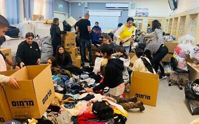 Des étudiants israéliens trient et emballent de l’aide pour les survivants du tremblement de terre de Turquie, à Akko, en février 2023 (Autorisation)