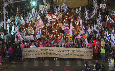  Des manifestants rassemblés à Tel Aviv pour protester contre la réforme du système judiciaire par le gouvernement israélien, le 18 février 2023. (Crédit : Ahmad Gharabli/AFP)