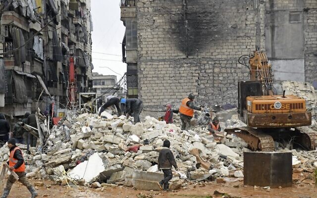 Des sauveteurs fouillent les décombres d'un bâtiment effondré à la recherche de victimes et de survivants à la suite d'un tremblement de terre meurtrier qui a secoué la Syrie à l'aube du 6 février 2023, dans le quartier de Salaheddine, à Alep. (Crédit : AFP)
