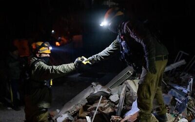 Des équipes de recherche et de secours de Tsahal sont déployées pour retrouver des survivants après le tremblement de terre en Turquie, le 7 février 2023. (Crédit : Armée israélienne)