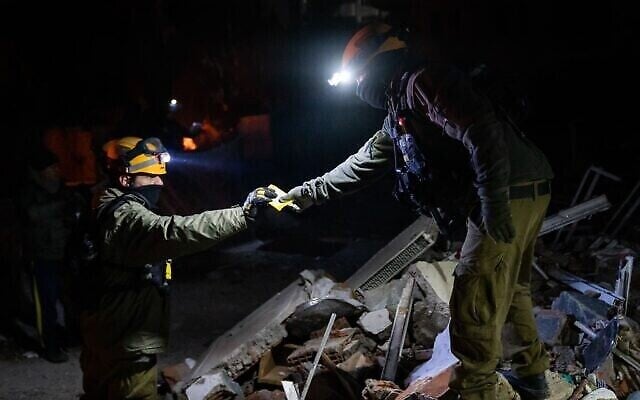 Des équipes de recherche et de secours de Tsahal sont déployées pour retrouver des survivants après le tremblement de terre en Turquie, le 7 février 2023. (Crédit : Armée israélienne)
